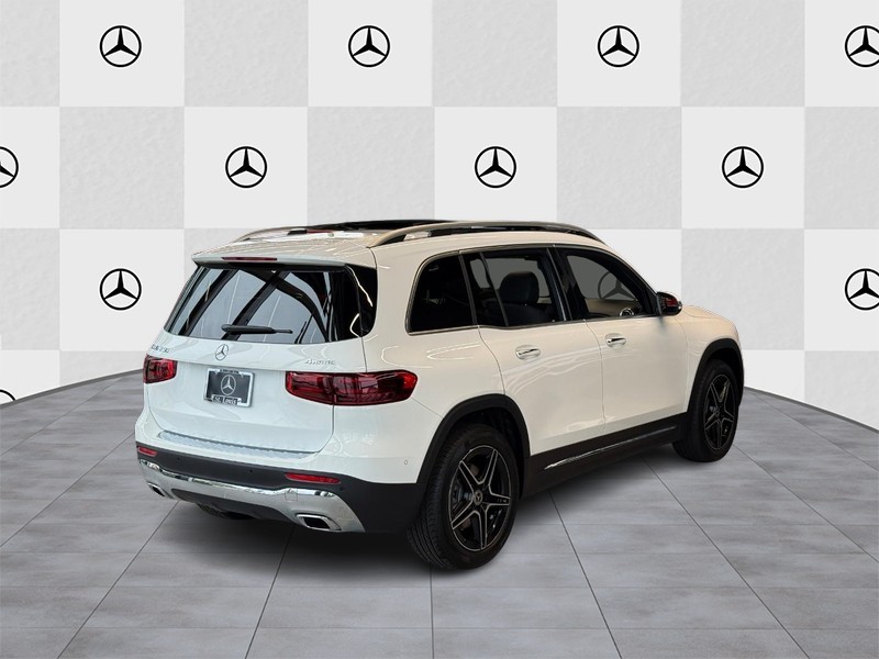 Mercedes-Benz GLB Vehicle Full-screen Gallery Image 3