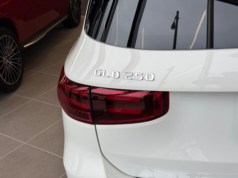 Mercedes-Benz GLB Vehicle Full-screen Gallery Image 5