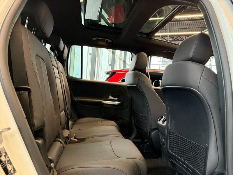Mercedes-Benz GLB Vehicle Full-screen Gallery Image 8