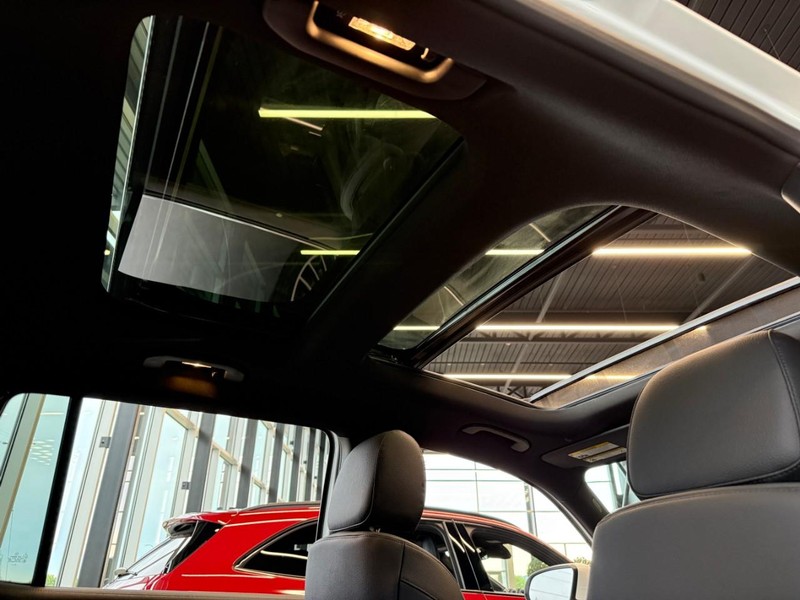 Mercedes-Benz GLB Vehicle Full-screen Gallery Image 9