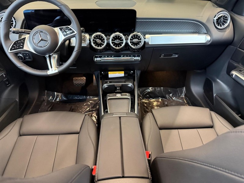 Mercedes-Benz GLB Vehicle Full-screen Gallery Image 10