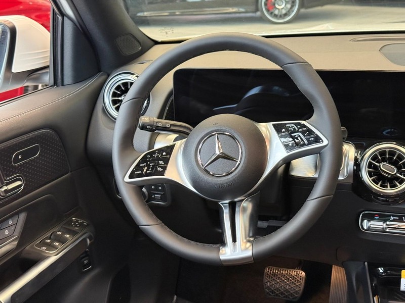 Mercedes-Benz GLB Vehicle Full-screen Gallery Image 11