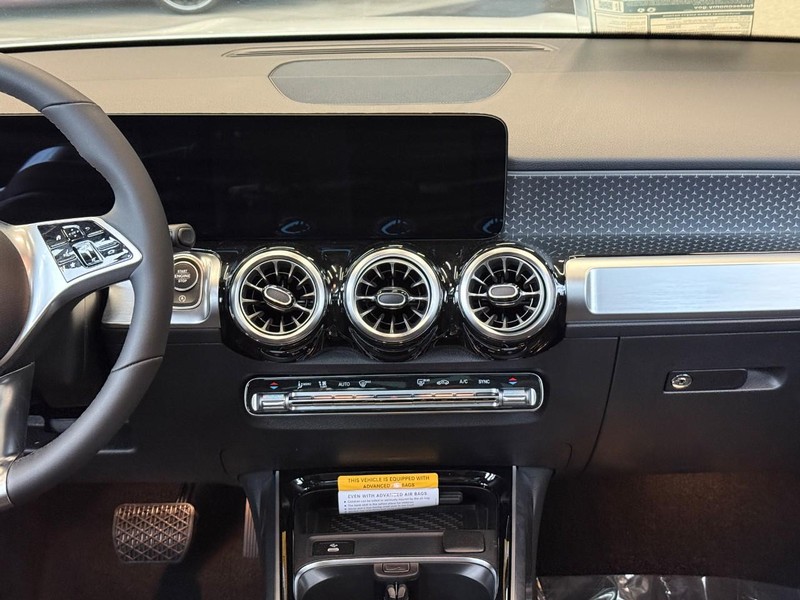 Mercedes-Benz GLB Vehicle Full-screen Gallery Image 12