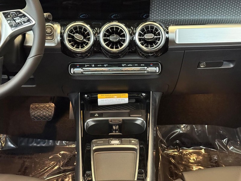 Mercedes-Benz GLB Vehicle Full-screen Gallery Image 13