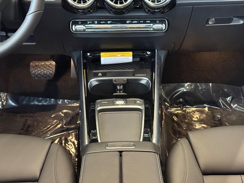 Mercedes-Benz GLB Vehicle Full-screen Gallery Image 14