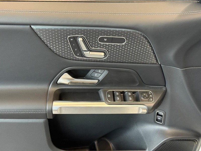Mercedes-Benz GLB Vehicle Full-screen Gallery Image 15