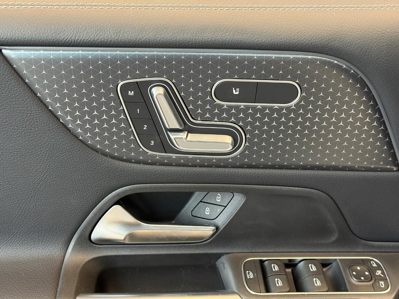 Mercedes-Benz GLB Vehicle Full-screen Gallery Image 16