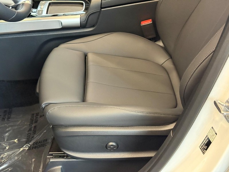 Mercedes-Benz GLB Vehicle Full-screen Gallery Image 17
