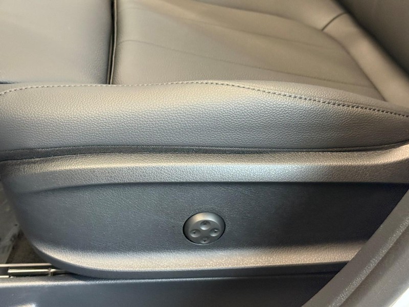 Mercedes-Benz GLB Vehicle Full-screen Gallery Image 18