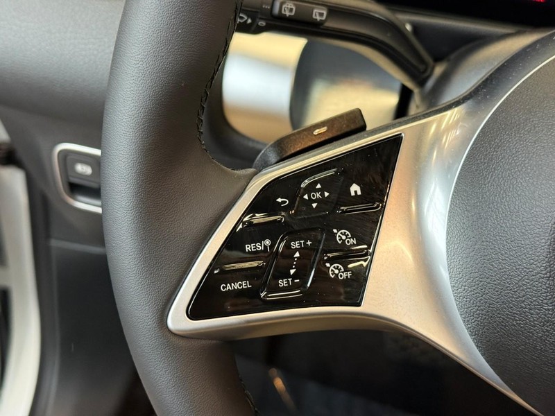 Mercedes-Benz GLB Vehicle Full-screen Gallery Image 19