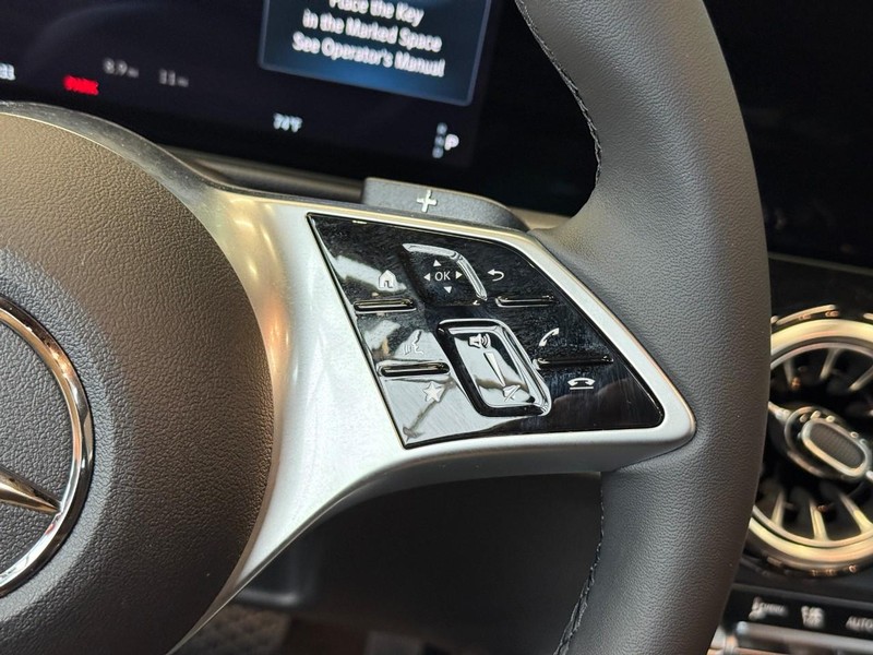 Mercedes-Benz GLB Vehicle Full-screen Gallery Image 20