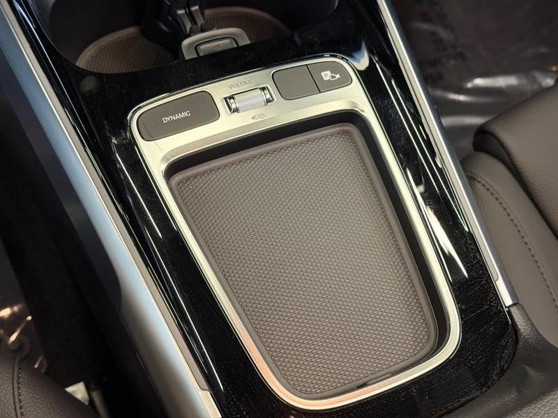 Mercedes-Benz GLB Vehicle Full-screen Gallery Image 21