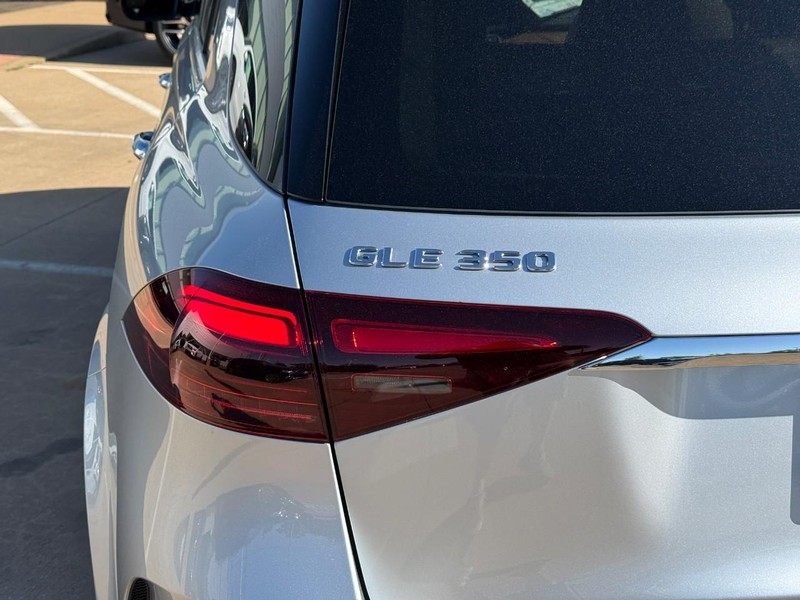 Mercedes-Benz GLE Vehicle Full-screen Gallery Image 4