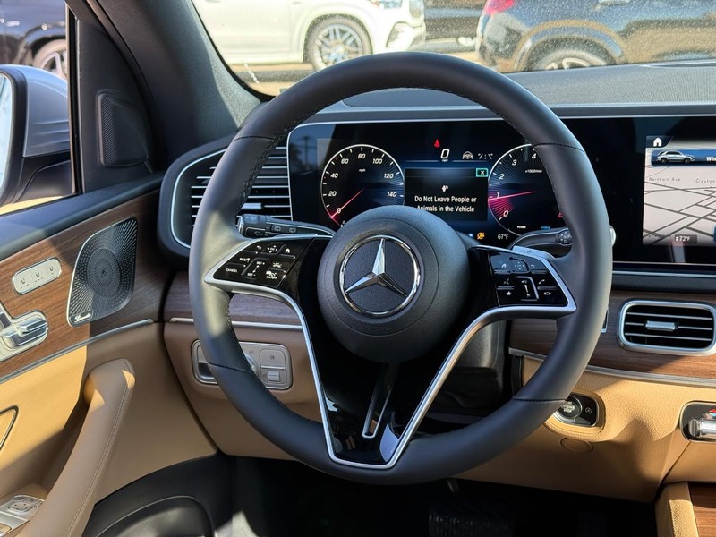 Mercedes-Benz GLE Vehicle Full-screen Gallery Image 9