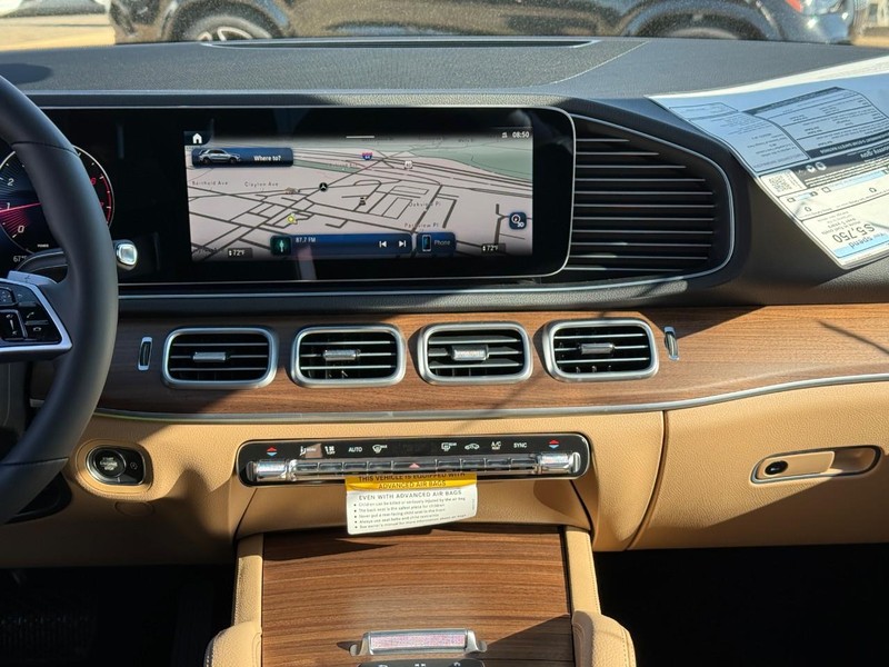 Mercedes-Benz GLE Vehicle Full-screen Gallery Image 10