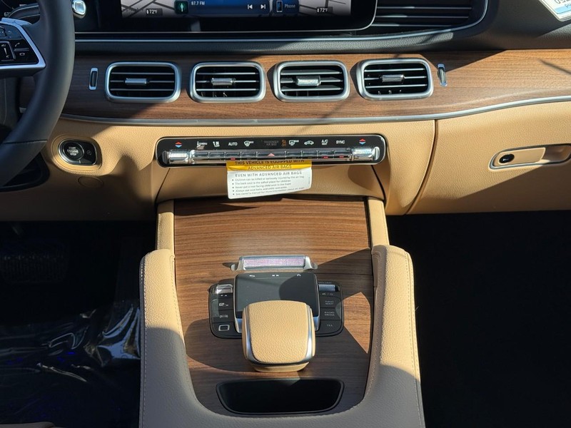 Mercedes-Benz GLE Vehicle Full-screen Gallery Image 11