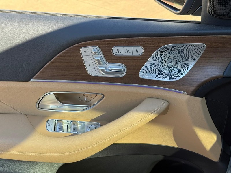 Mercedes-Benz GLE Vehicle Full-screen Gallery Image 12