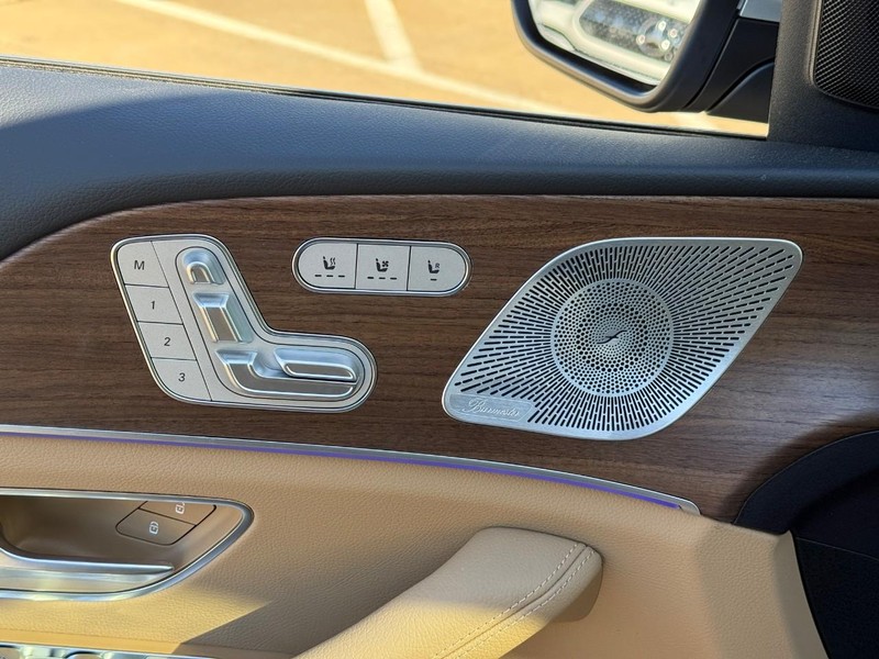 Mercedes-Benz GLE Vehicle Full-screen Gallery Image 13