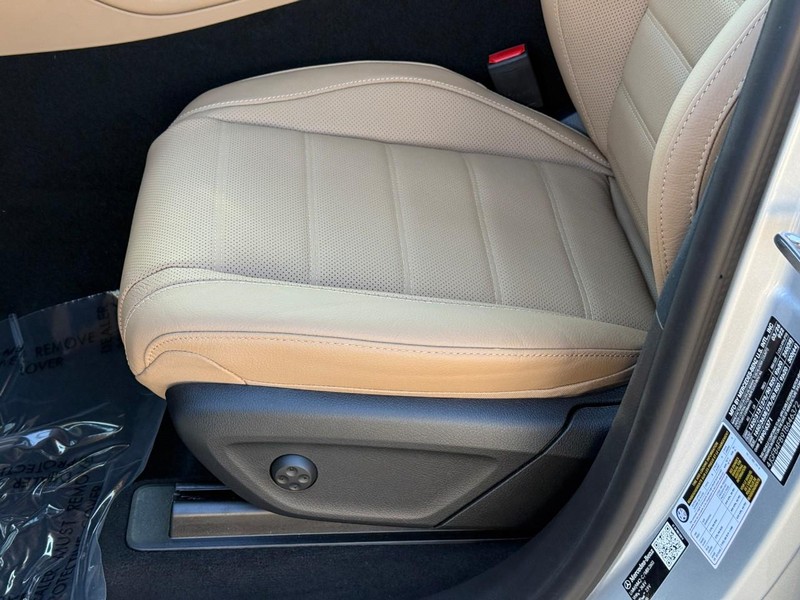 Mercedes-Benz GLE Vehicle Full-screen Gallery Image 14