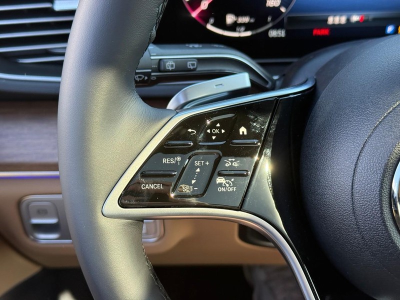 Mercedes-Benz GLE Vehicle Full-screen Gallery Image 15