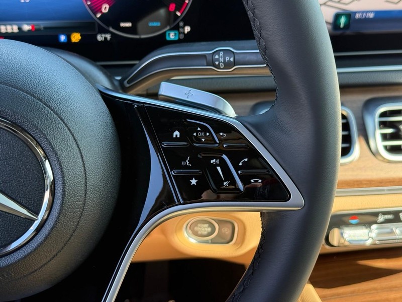 Mercedes-Benz GLE Vehicle Full-screen Gallery Image 16