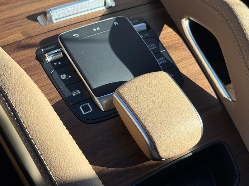 Mercedes-Benz GLE Vehicle Full-screen Gallery Image 17