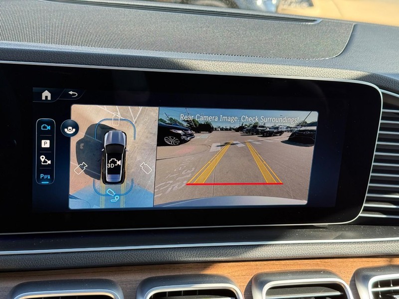 Mercedes-Benz GLE Vehicle Full-screen Gallery Image 18