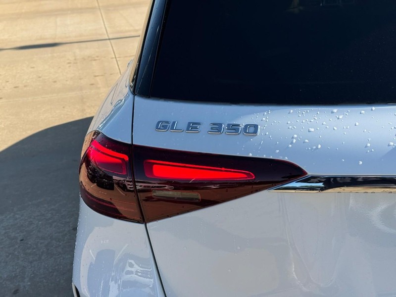 Mercedes-Benz GLE Vehicle Full-screen Gallery Image 4