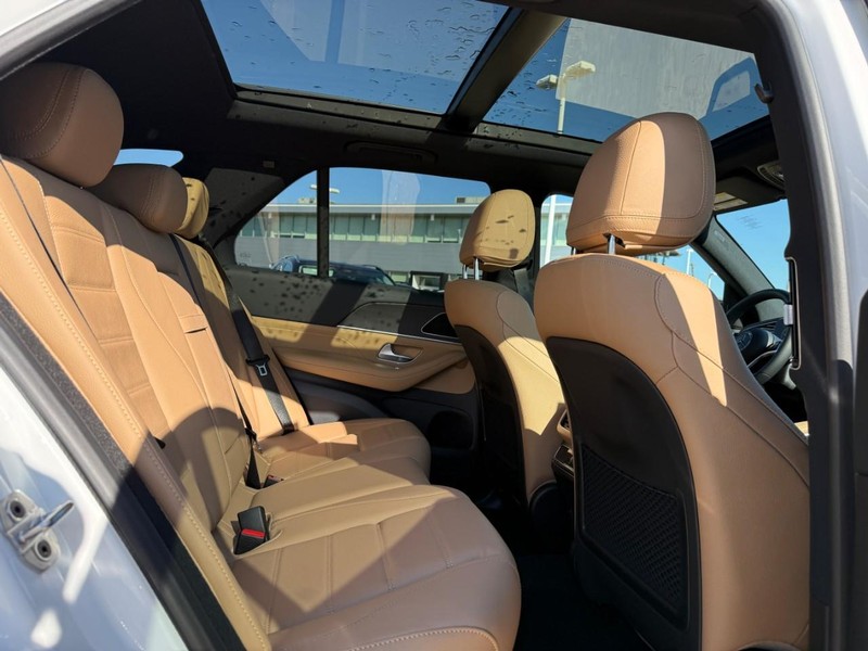 Mercedes-Benz GLE Vehicle Full-screen Gallery Image 6