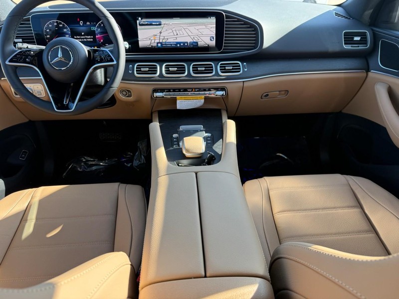 Mercedes-Benz GLE Vehicle Full-screen Gallery Image 7