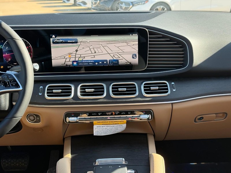 Mercedes-Benz GLE Vehicle Full-screen Gallery Image 9