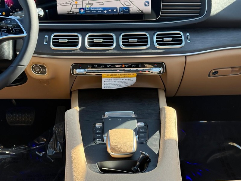 Mercedes-Benz GLE Vehicle Full-screen Gallery Image 10