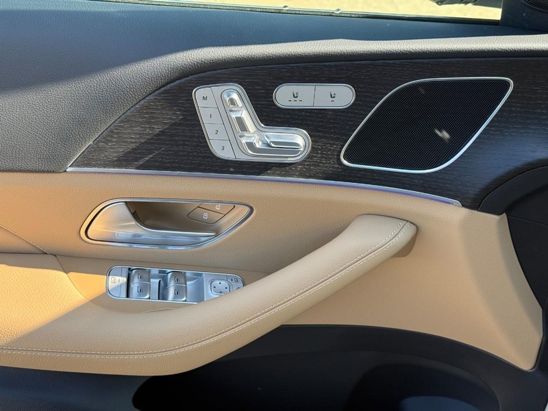 Mercedes-Benz GLE Vehicle Full-screen Gallery Image 11