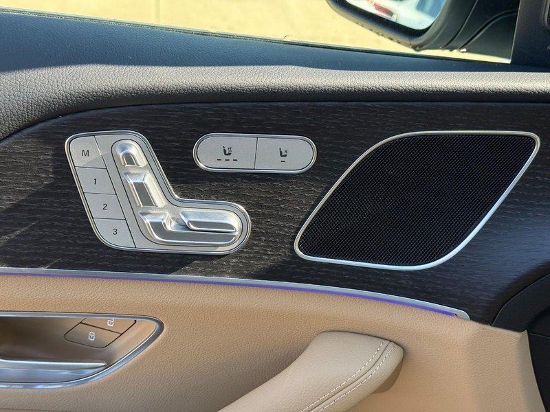 Mercedes-Benz GLE Vehicle Full-screen Gallery Image 12