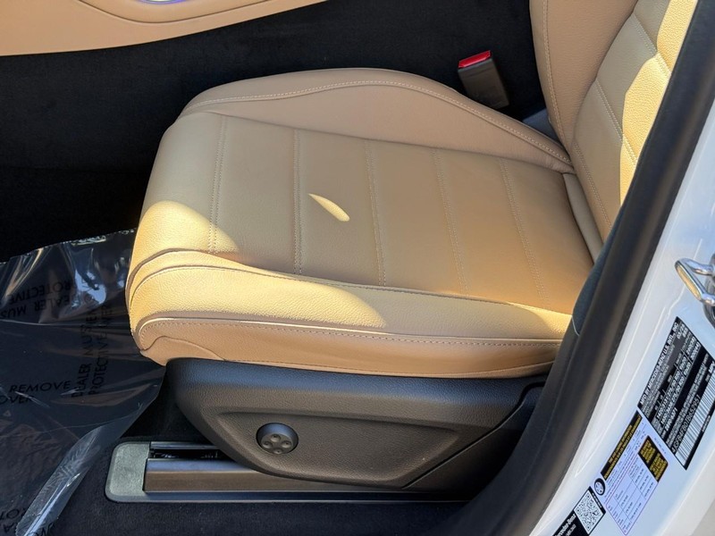 Mercedes-Benz GLE Vehicle Full-screen Gallery Image 13