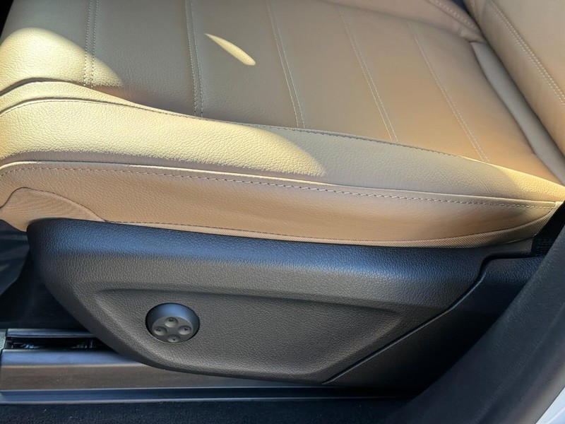 Mercedes-Benz GLE Vehicle Full-screen Gallery Image 14