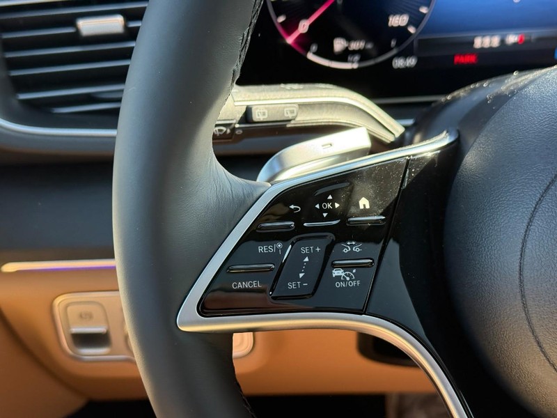 Mercedes-Benz GLE Vehicle Full-screen Gallery Image 15