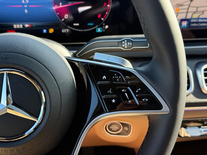 Mercedes-Benz GLE Vehicle Full-screen Gallery Image 16