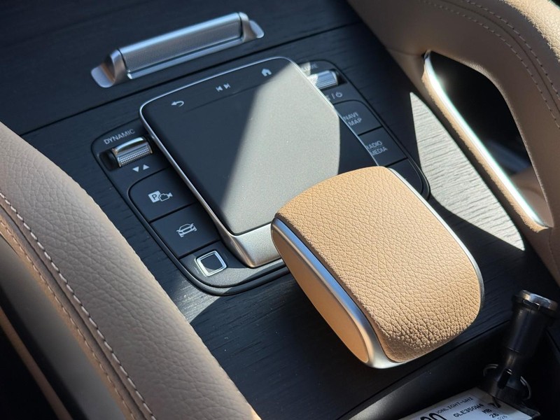Mercedes-Benz GLE Vehicle Full-screen Gallery Image 17