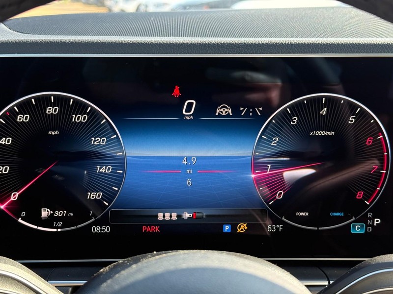 Mercedes-Benz GLE Vehicle Full-screen Gallery Image 18