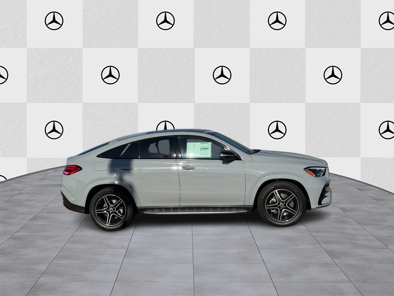 Mercedes-Benz GLE Vehicle Full-screen Gallery Image 2