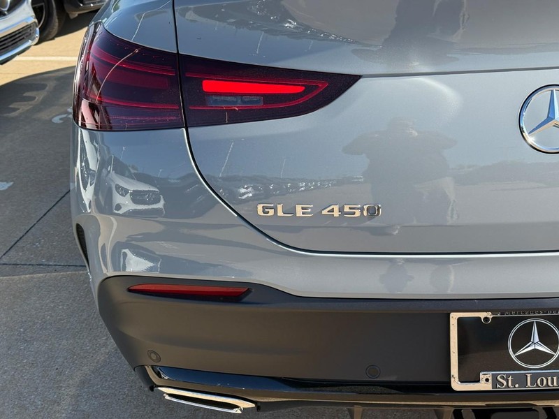 Mercedes-Benz GLE Vehicle Full-screen Gallery Image 4
