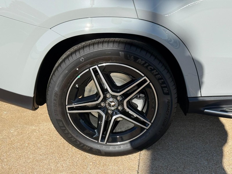 Mercedes-Benz GLE Vehicle Full-screen Gallery Image 6