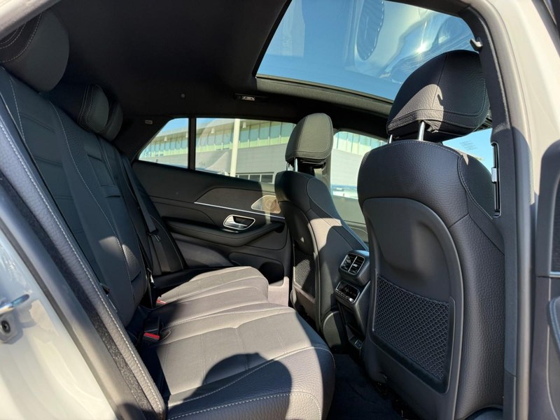 Mercedes-Benz GLE Vehicle Full-screen Gallery Image 7