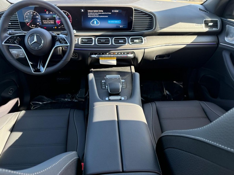 Mercedes-Benz GLE Vehicle Full-screen Gallery Image 8