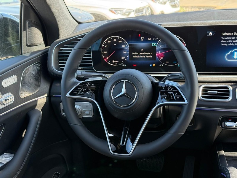 Mercedes-Benz GLE Vehicle Full-screen Gallery Image 9