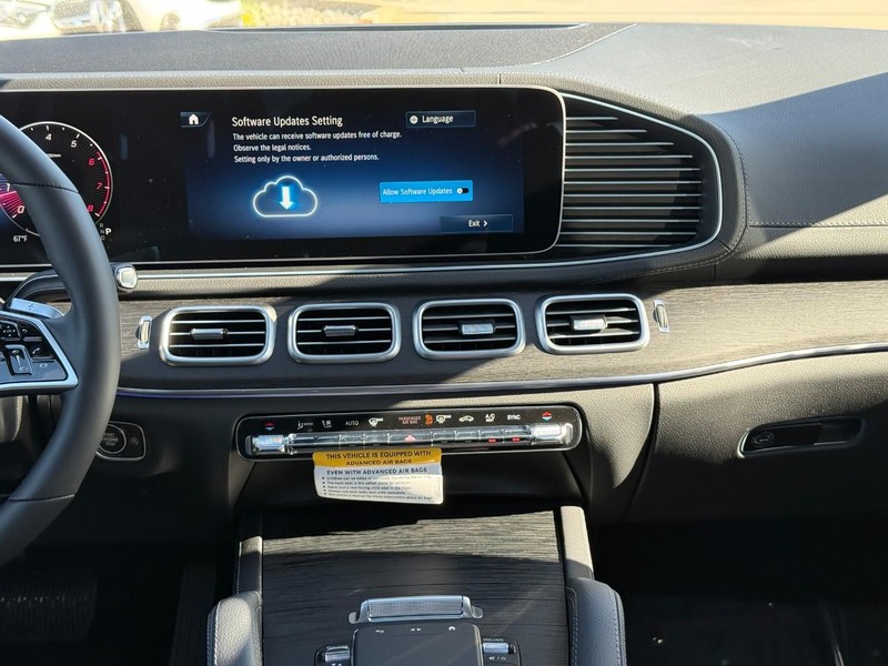 Mercedes-Benz GLE Vehicle Full-screen Gallery Image 10