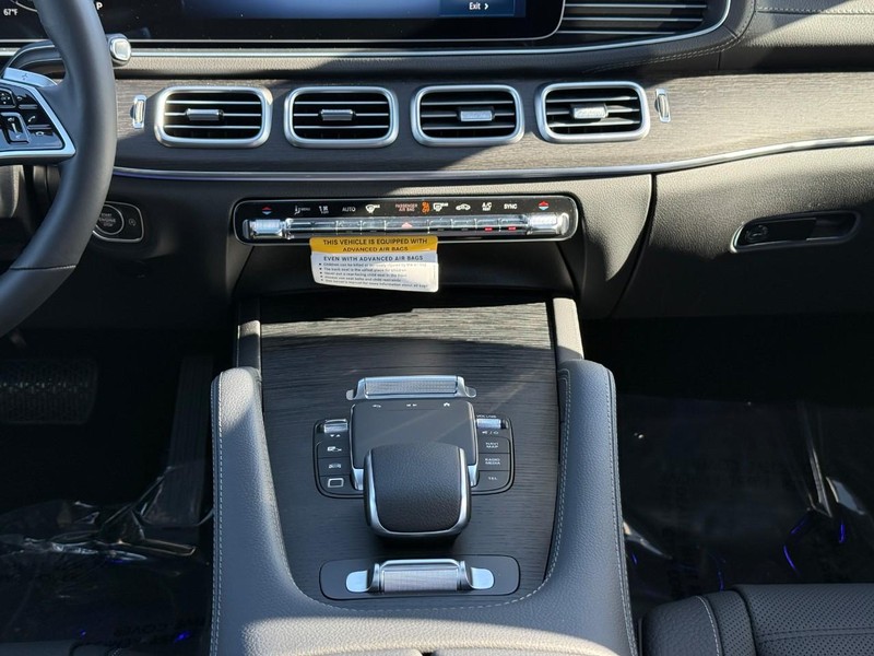 Mercedes-Benz GLE Vehicle Full-screen Gallery Image 11