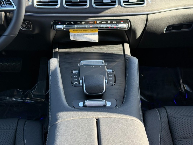 Mercedes-Benz GLE Vehicle Full-screen Gallery Image 12