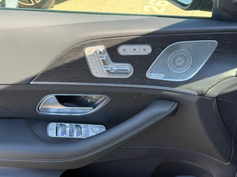 Mercedes-Benz GLE Vehicle Full-screen Gallery Image 13